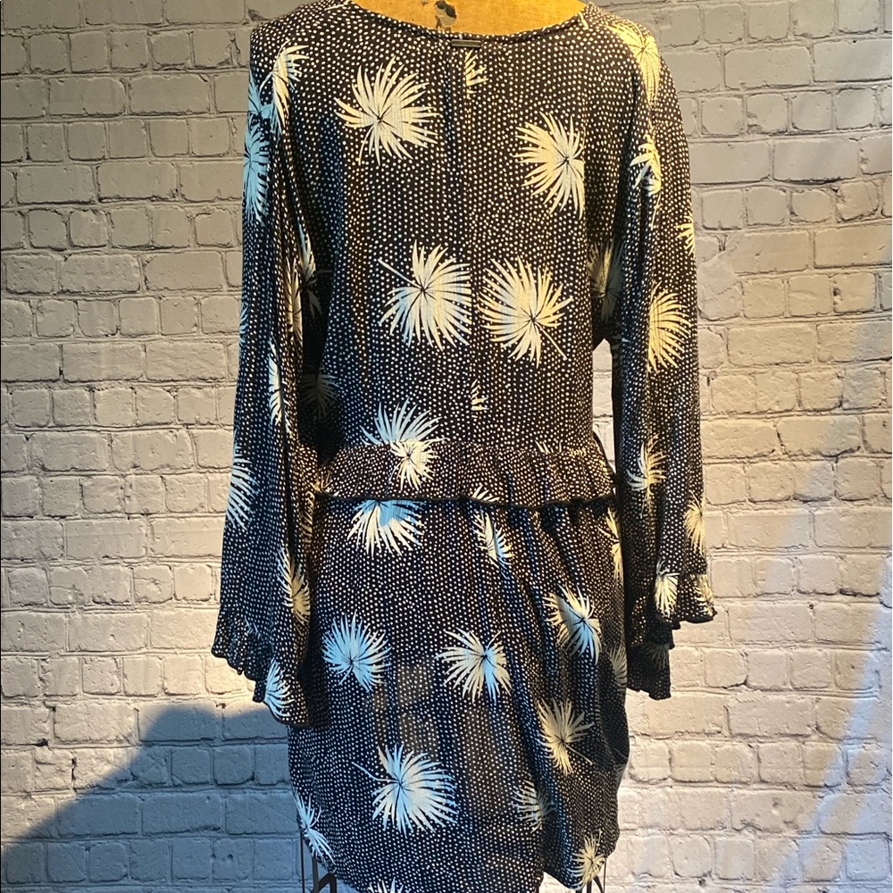 Like New- Billabong Flowy Black & White Lightweight Top Tunic Size Large - Picture 2 of 6